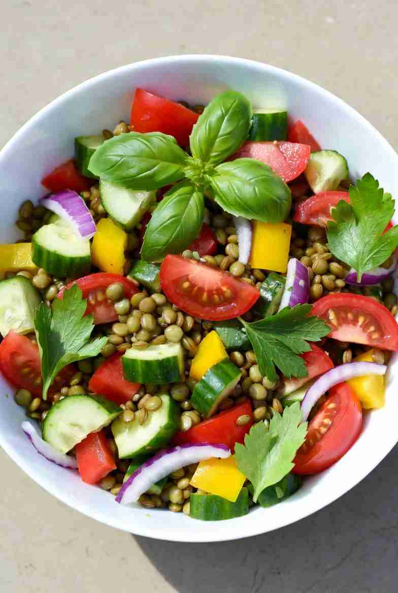 Frisse Zomerse Komkommer Tomaat Linzensalade met Paprika en Verse Kruiden