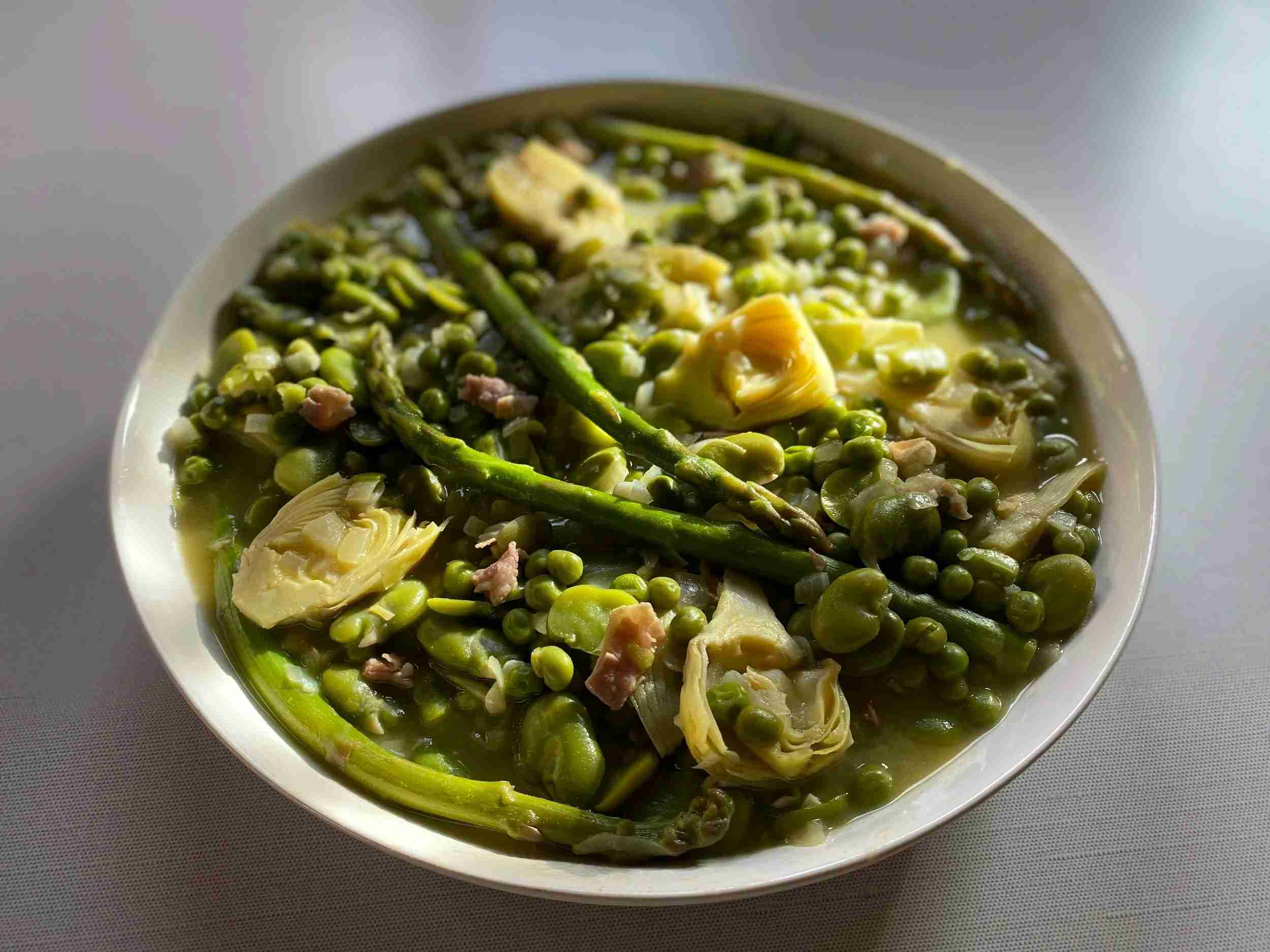 Frisse lentestoofpot met tuinbonen raapstelen spinazie en nieuwe aardappeltjes