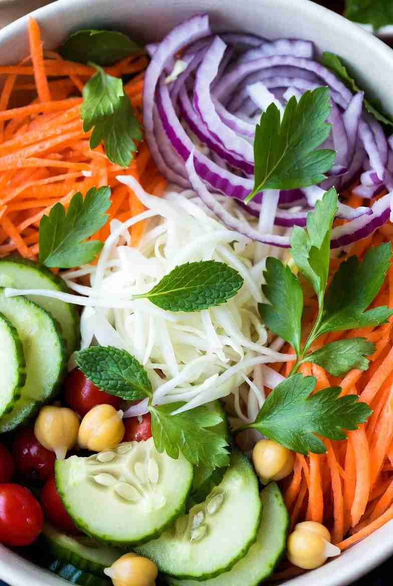 Knapperige Zomerse Wortel Komkommer Koolsalade met Kikkererwten en Munt rauwkostmaaltijdsalade