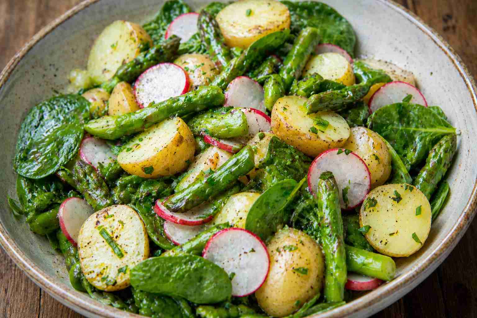 Lente aardappelsalade met asperges radijs en jonge spinazie
