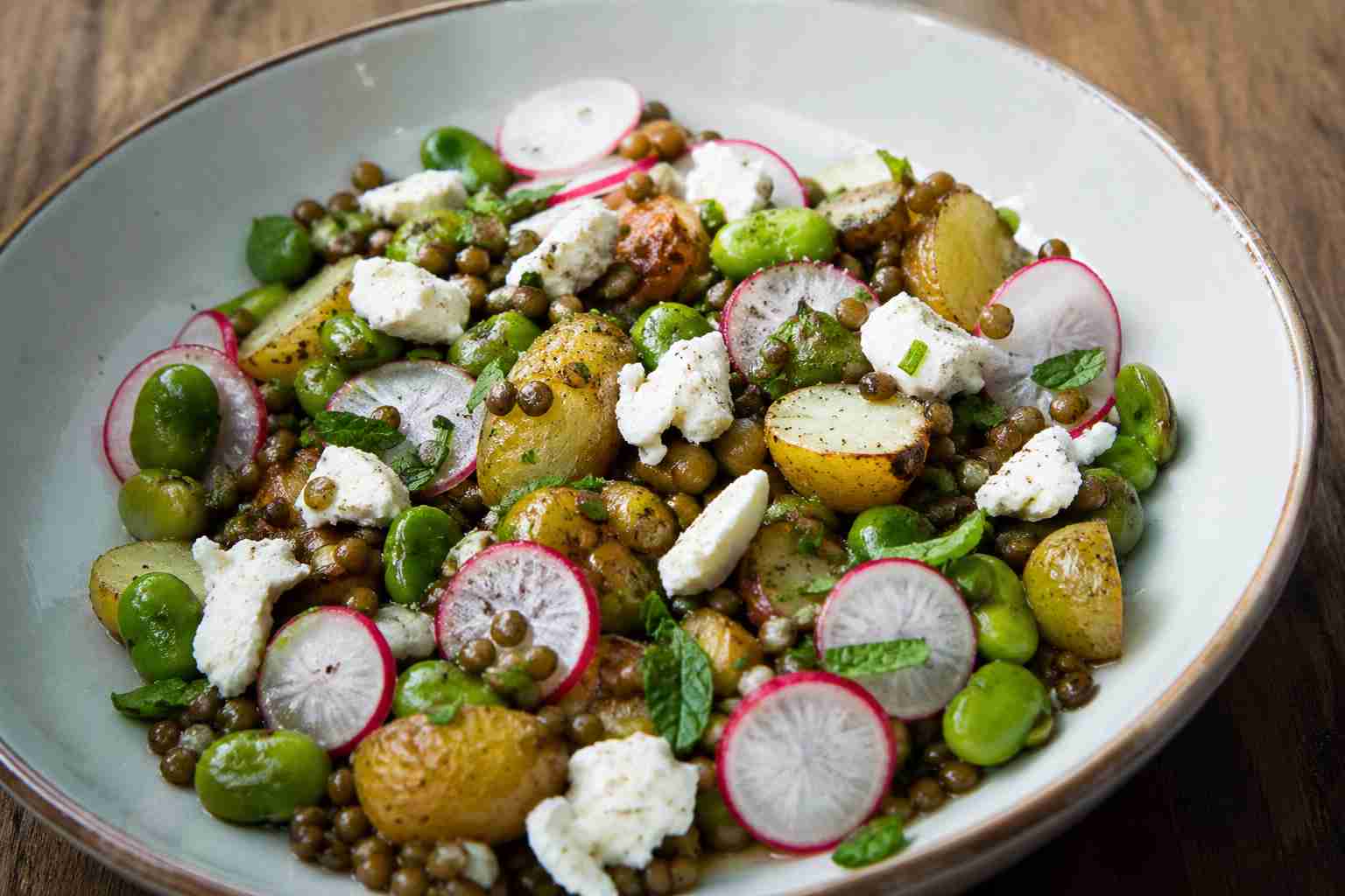 Lentesalade met krieltjes tuinbonen radijs en geitenkaas