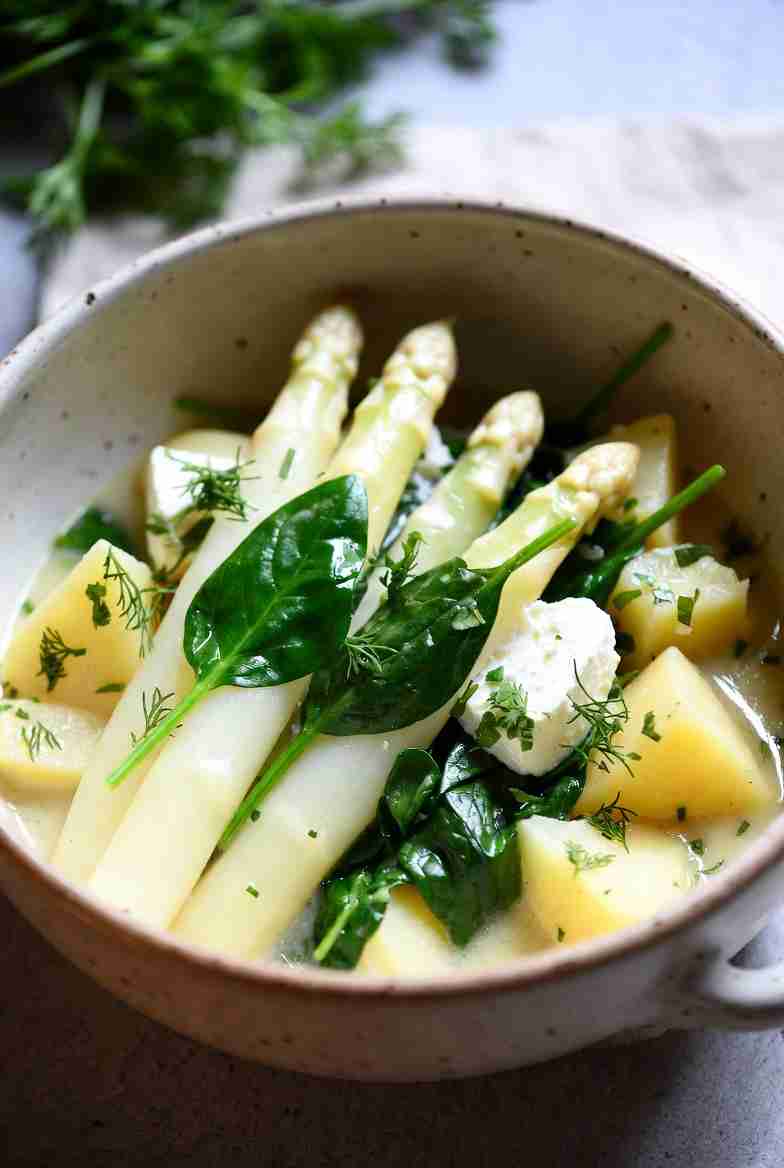 Lentestoof met witte asperges spinazie aardappel en zachte geitenkaas
