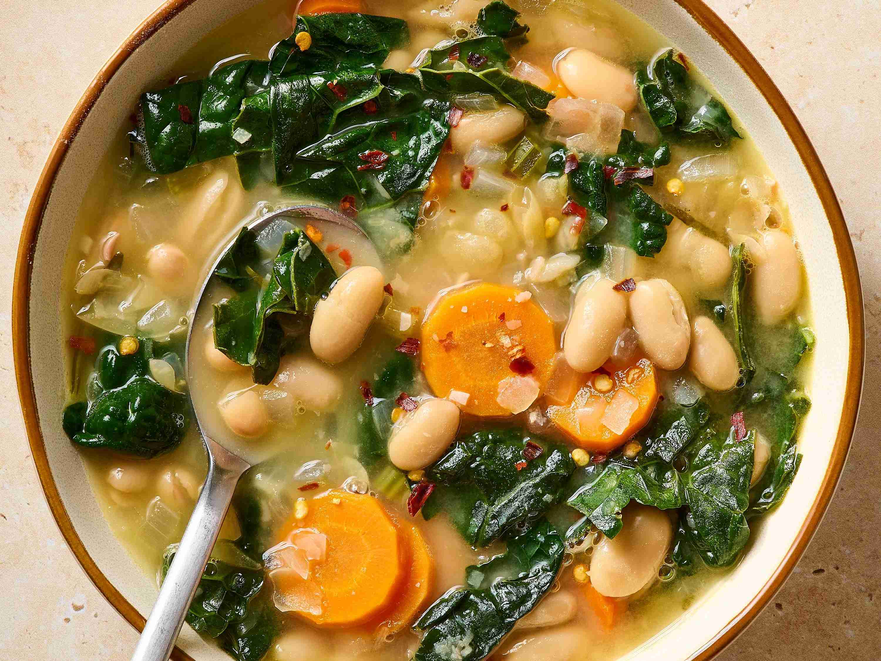 Lentewittebonenschotel met spinazie prei en nieuwe aardappeltjes