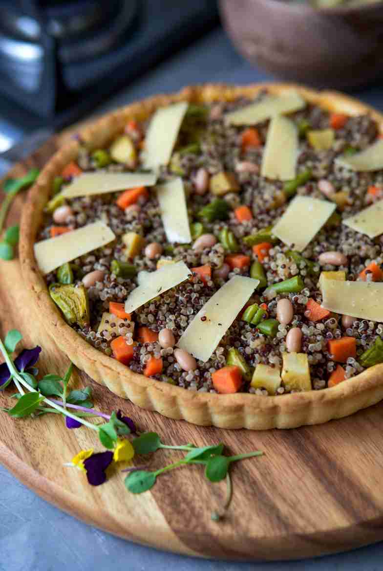Quinoa Wintergroentetaart met Bonen en Oude Kaas