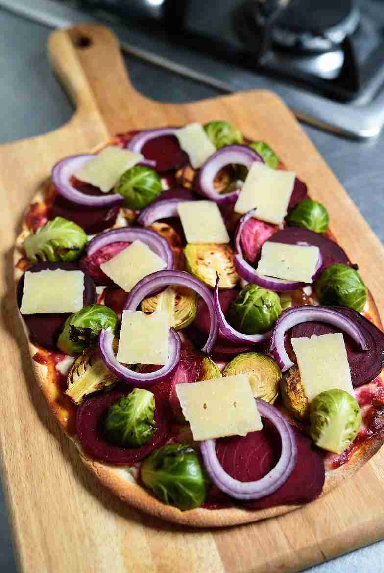 Wintergroente pizza met rode biet spruitjes ui en oude kaas