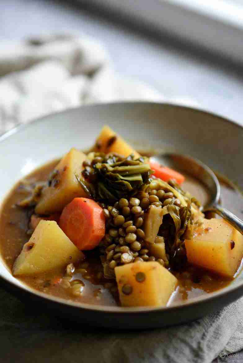 Winterse groentestoof met koolraap wortel savooiekool en linzen