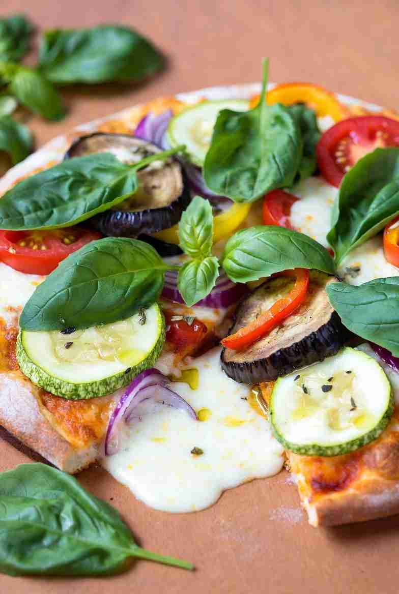 Zomerse Groente Pizza met Verse Seizoensgroenten en Mozzarella