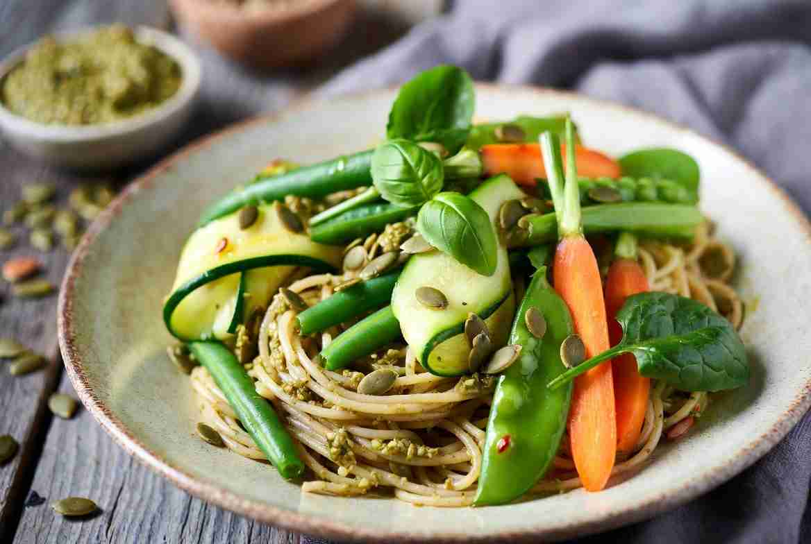 Zomerse Volkoren Spaghetti met Verse Hollandse Vollegrondsgroenten en Pompoenpitten Pesto